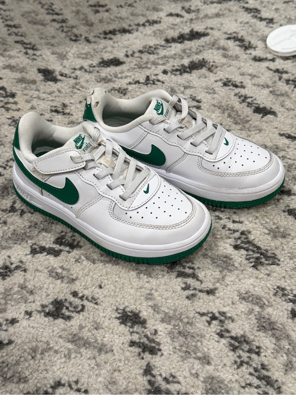 Nike Air Force Kids White and Green Low-Top Sneakers with Swoosh